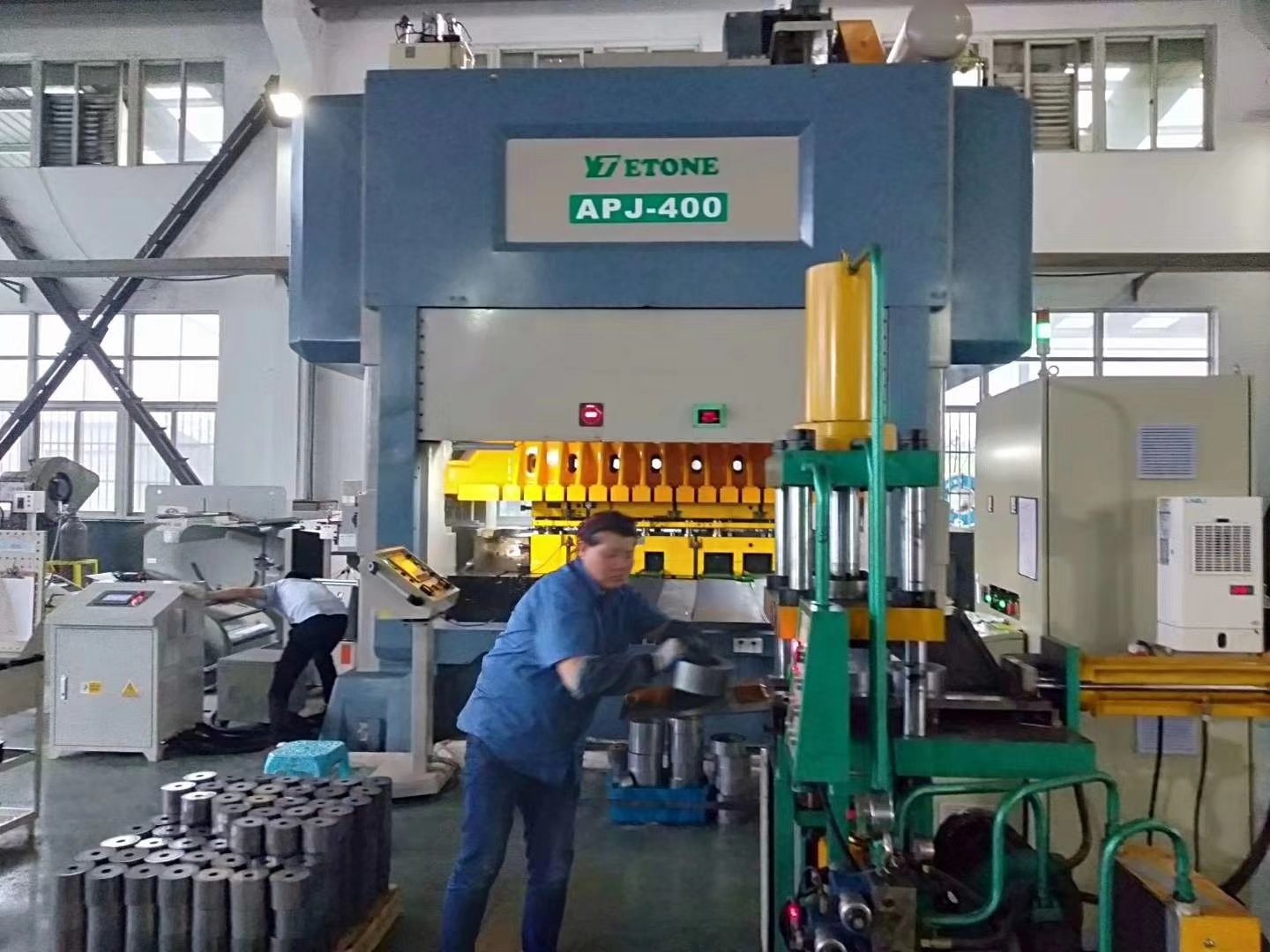 Ano ang mga kinakailangan ng high-speed punching machine para sa oil filter